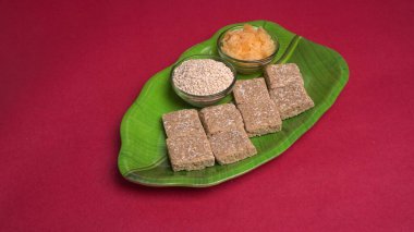 Hint makar batkranti festivali yemeği ya da tatlıları. Tilgul susam tohumları, yer fıstığı ve sivrisineklerden oluşur. Til gud chikki veya susam şekeri. Boşluğu Kopyala.