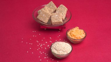 Hint makar batkranti festivali yemeği ya da tatlıları. Tilgul susam tohumları, yer fıstığı ve sivrisineklerden oluşur. Til gud chikki veya susam şekeri. Boşluğu Kopyala.