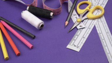 Masadaki dikiş aksesuarlarının yakın plan çekimi.