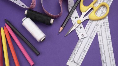 Masadaki dikiş aksesuarlarının yakın plan çekimi.