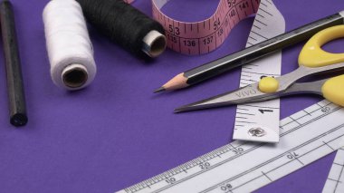 Masadaki dikiş aksesuarlarının yakın plan çekimi.