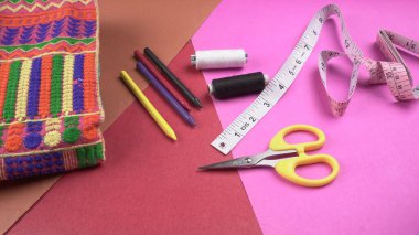 Masadaki dikiş aksesuarlarının yakın plan çekimi.