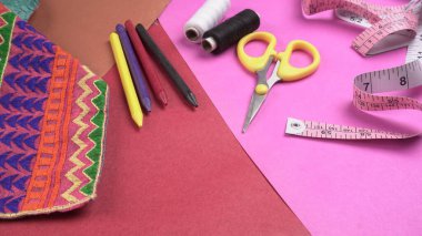 Masadaki dikiş aksesuarlarının yakın plan çekimi.