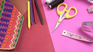 Masadaki dikiş aksesuarlarının yakın plan çekimi.