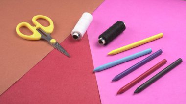 Masadaki dikiş aksesuarlarının yakın plan çekimi.