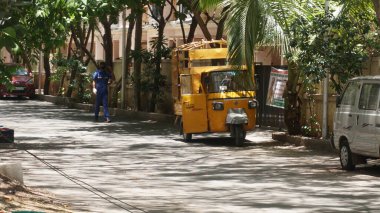 INDIA - 07 Mayıs 2020: İnsanlar ve ulaşım Hindistan caddesinde gündüz vakti 
