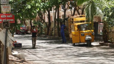 INDIA - 07 Mayıs 2020: İnsanlar ve ulaşım Hindistan caddesinde gündüz vakti 