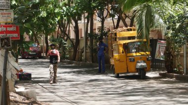 INDIA - 07 Mayıs 2020: İnsanlar ve ulaşım Hindistan caddesinde gündüz vakti 