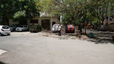 INDIA - 07 Mayıs 2020: İnsanlar ve ulaşım Hindistan caddesinde gündüz vakti 