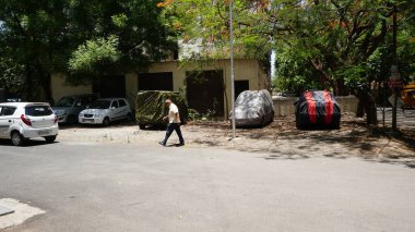 INDIA - 07 Mayıs 2020: İnsanlar ve ulaşım Hindistan caddesinde gündüz vakti 