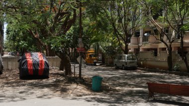 INDIA - 07 Mayıs 2020: İnsanlar ve ulaşım Hindistan caddesinde gündüz vakti 