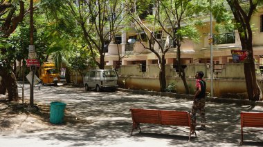 INDIA - 07 Mayıs 2020: İnsanlar ve ulaşım Hindistan caddesinde gündüz vakti 