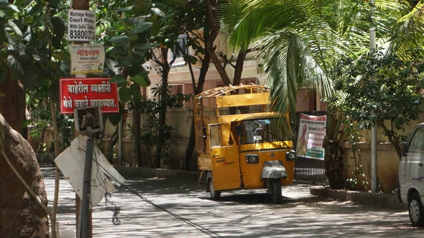 インド 2020年5月7日 昼間のインドの通りでの人々と輸送 — ストック写真
