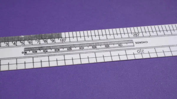 Règle Fer Gros Plan Sur Fond Violet Règle Acier Inoxydable — Photo