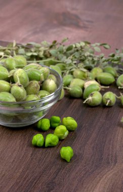 Ahşap zemin üzerinde yeşil bitki örtüsü yığını, yakın çekim.