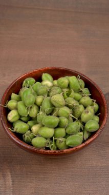 Ahşap arka planda yeşil filozof kasesi, yakın çekim.