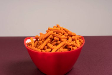 Kızarmış ve Baharatlı Sopa, Sali Sev, erişte, aperatif veya Fryums. Atıştırmalıklar, frizbiler.