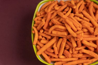 Kızarmış ve Baharatlı Sopa, Sali Sev, erişte, aperatif veya Fryums. Atıştırmalıklar, frizbiler.