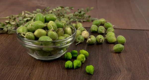 Högen Gröna Physalis Trä Bakgrund Närbild Skott — Stockfoto