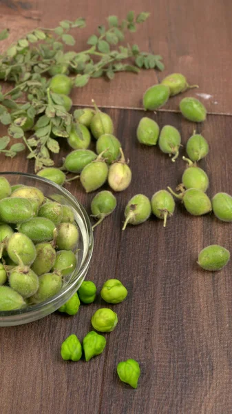 Högen Gröna Physalis Trä Bakgrund Närbild Skott — Stockfoto