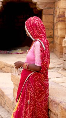 INDIA - 25 Aralık 2021 Eski Hint kalesinde yürüyen yaşlı bir Hintli kadın