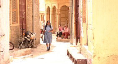 INDIA - 07 Ağustos 2019: Turistler ve yerli halk gündüz vakti eski Hint caddesinde 