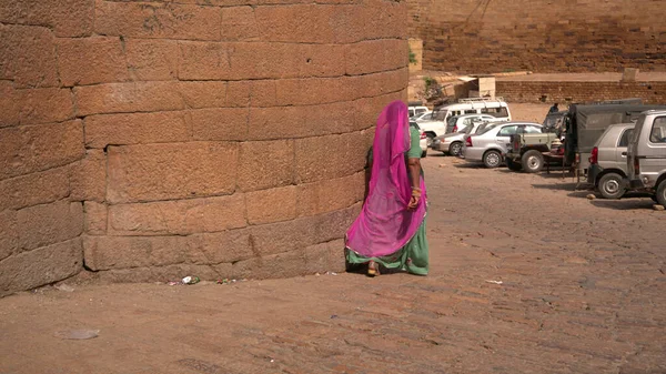 Indian Woman Traditional Dress Walking Ancient Building — ストック写真