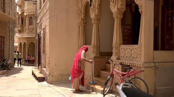 Inde Août 2019 Femme Indienne Vêtements Rouges Nettoyant Les Escaliers — Photo