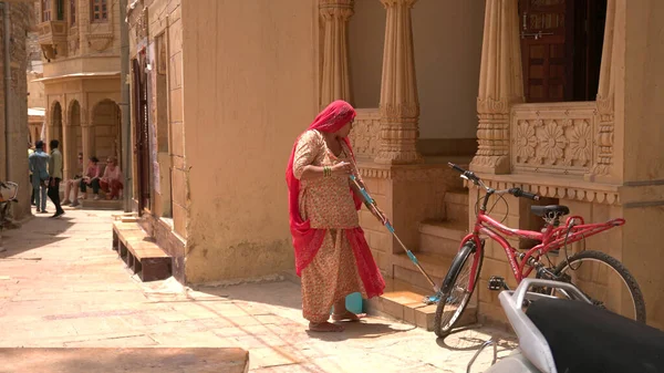 India 07Th August 2019 Indická Žena Červených Šatech Uklízí Schody — Stock fotografie