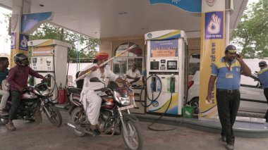 INDIA - 08th AĞUSTOS, 2019: Hintli motorcular gündüz benzin istasyonunda
