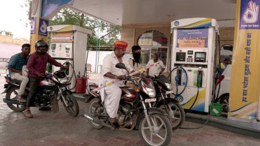 INDIA - 08th AĞUSTOS, 2019: Hintli motorcular gündüz benzin istasyonunda