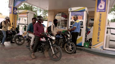INDIA - 08th AĞUSTOS, 2019: Hintli motorcular gündüz benzin istasyonunda