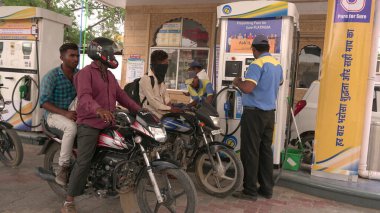 INDIA - 08th AĞUSTOS, 2019: Hintli motorcular gündüz benzin istasyonunda