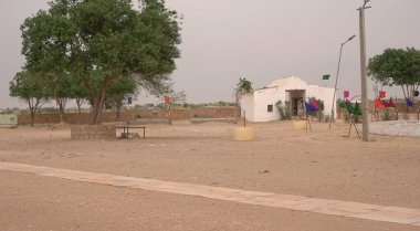 Gündüz vakti taş yolu olan eski bir Hint evi. 