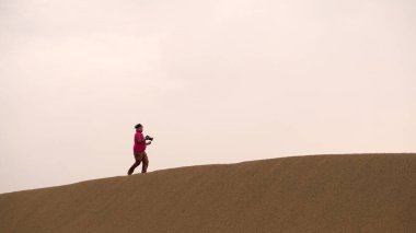 INDIA - 08 AĞUSTOS 2019: Gündüz vakti Hindistan çölünde fotoğraf çeken adam 