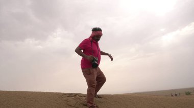INDIA - 08 AĞUSTOS 2019: Gündüz vakti Hindistan çölünde fotoğraf çeken adam 
