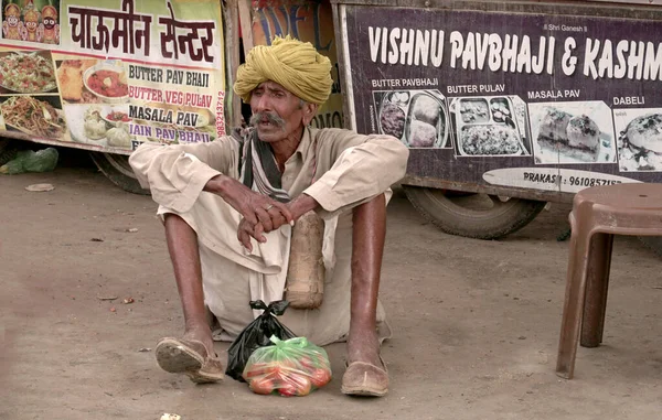 Indian Man Sitting Town Street — Stockfoto