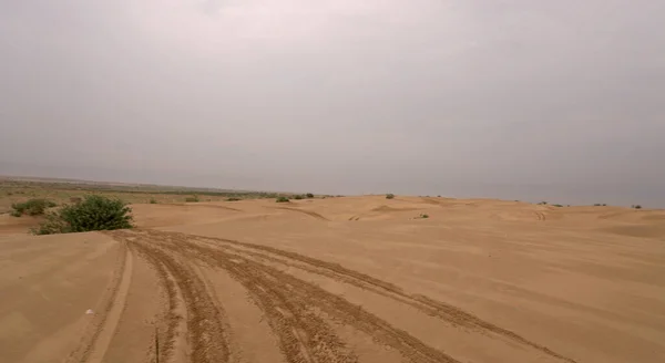 Dune Sabbia Naturali Con Segni Pneumatici Auto Durante Giorno — Foto Stock