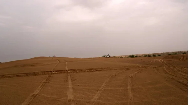 Природные Песчаные Дюны Следами Шин Дневное Время — стоковое фото