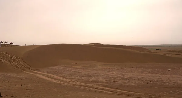 Natürliche Sanddünen Mit Autoreifenspuren Tag — Stockfoto