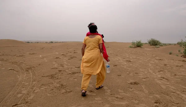 Indien August 2019 Paar Steht Tagsüber Indischer Wüste — Stockfoto