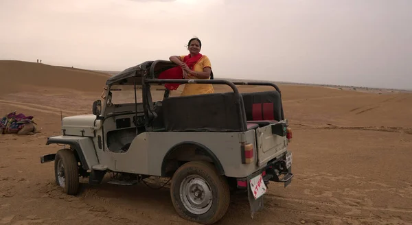 Inde Août 2019 Femme Debout Jeep Dans Désert Indien Jour — Photo