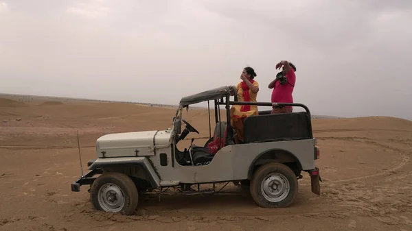 Indien August 2019 Indisches Paar Mittleren Alters Mit Jeep Der — Stockfoto