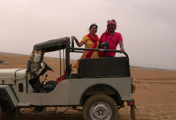 Inde 08E Août 2019 Couple Indien Âge Moyen Jeep Dans — Photo