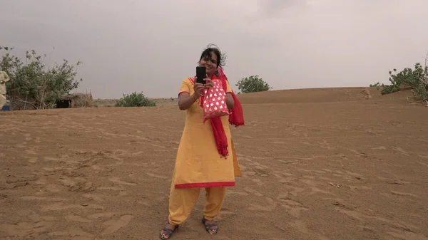 Indien August 2019 Frau Fotografiert Tagsüber Indischer Wüste — Stockfoto