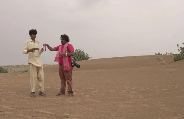 Indien August 2019 Männer Stehen Tagsüber Indischer Wüste — Stockfoto