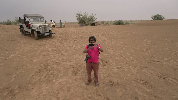 Indien August 2019 Mann Fotografiert Tagsüber Indischer Wüste — Stockfoto