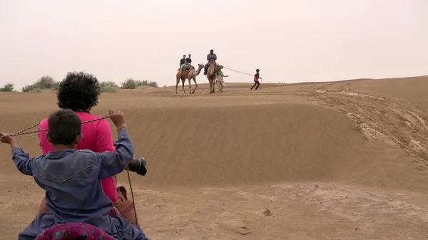 India 2019 Turisté Velbloudech Indické Poušti Dne — Stock fotografie