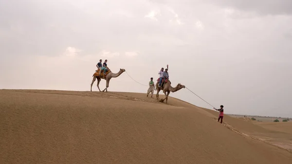 Índia Agosto 2019 Turistas Montando Camelos Deserto Indiano Durante Dia — Fotografia de Stock