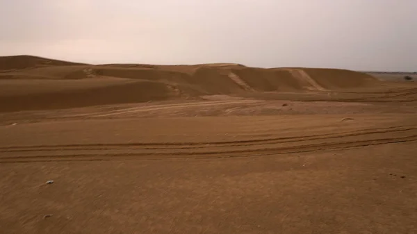 Dunas Areia Natural Com Marcas Pneus Carro Durante Dia — Fotografia de Stock